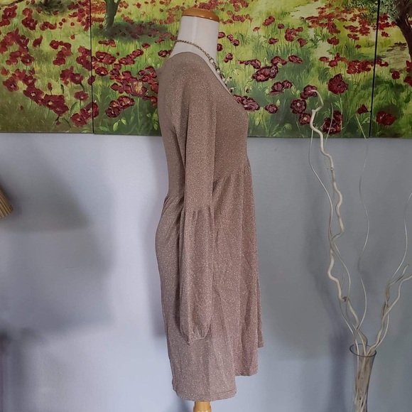 Cute dress w/ metallic gold - Picture 2 of 8